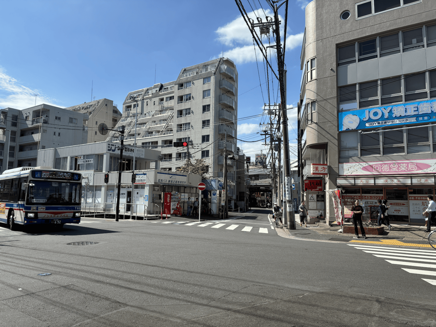 綱島街道の交差点にある「臨港バス 綱島定期券発売所