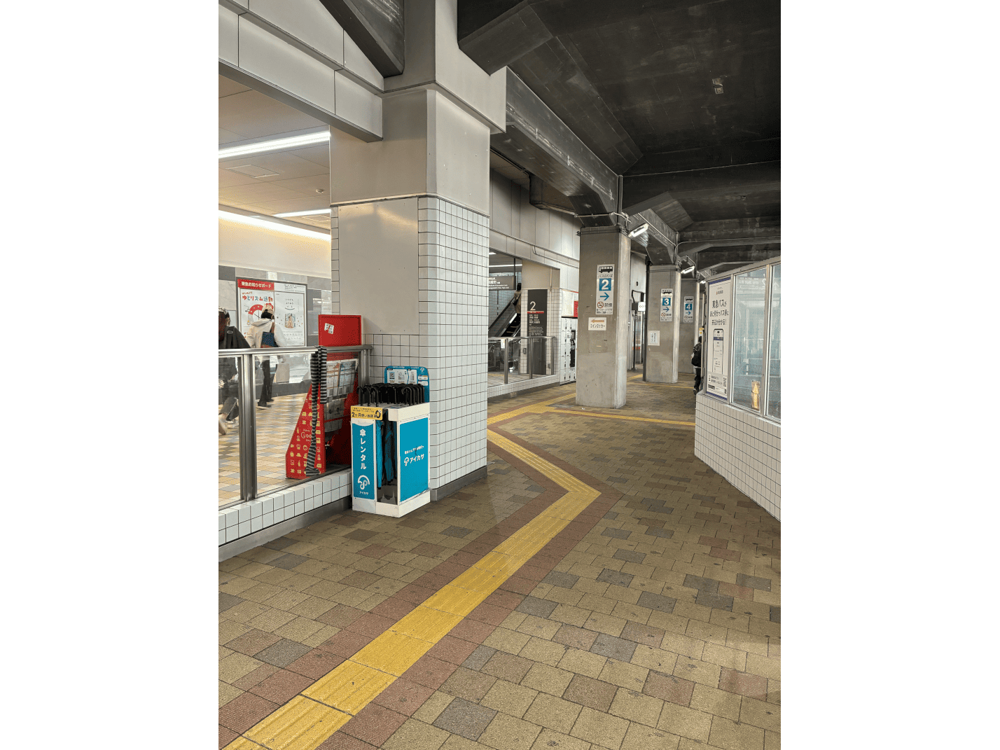 東急電鉄東急東横線「綱島駅」の高架下にある東急バス乗り場